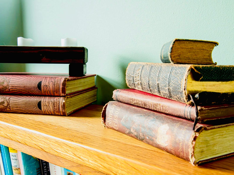 Books and reading material on the cottage shelves